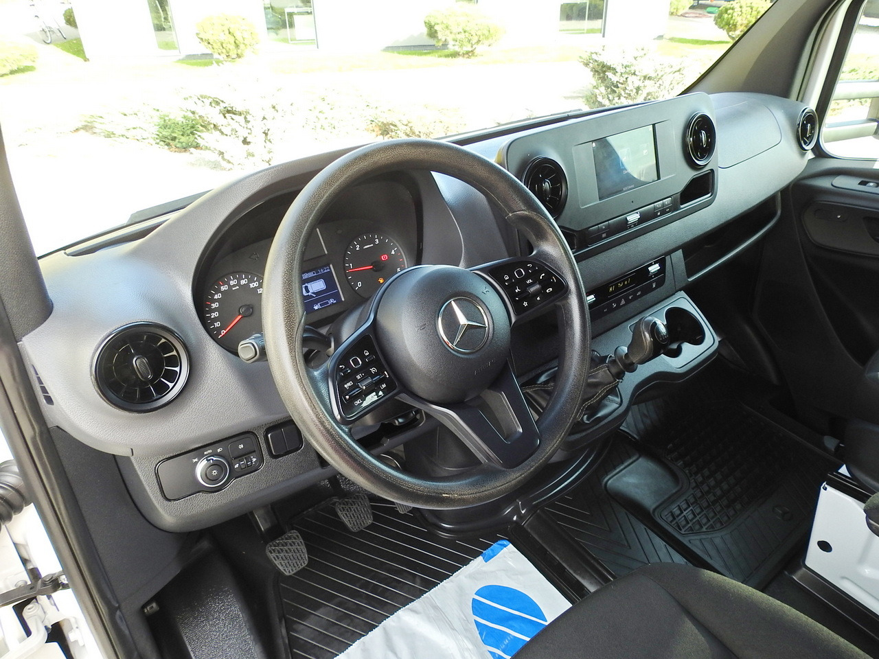 MERCEDES SPRINTER 516 STAKE BODY DOUBLE CABIN DOKA 6 SEATS CRUISE CONTROL AIR CONDITIONING TWIN WHEELS 160HP - Carrinha cabine dupla: foto 2 MERCEDES SPRINTER 516 STAKE BODY DOUBLE CABIN DOKA 6 SEATS CRUISE CONTROL AIR CONDITIONING TWIN WHEELS 160HP - Carrinha cabine dupla: foto 2