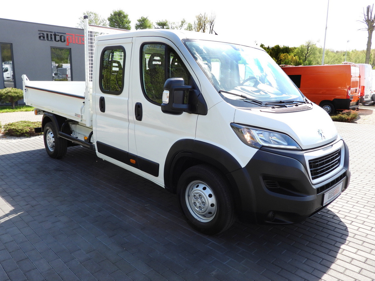 PEUGEOT BOXER TIPPER DOUBLE CABIN DOKA 7 SEATS CRUISE CONTROL AIR CONDITIONING 140HP - Furgão basculante: foto 4 PEUGEOT BOXER TIPPER DOUBLE CABIN DOKA 7 SEATS CRUISE CONTROL AIR CONDITIONING 140HP - Furgão basculante: foto 4