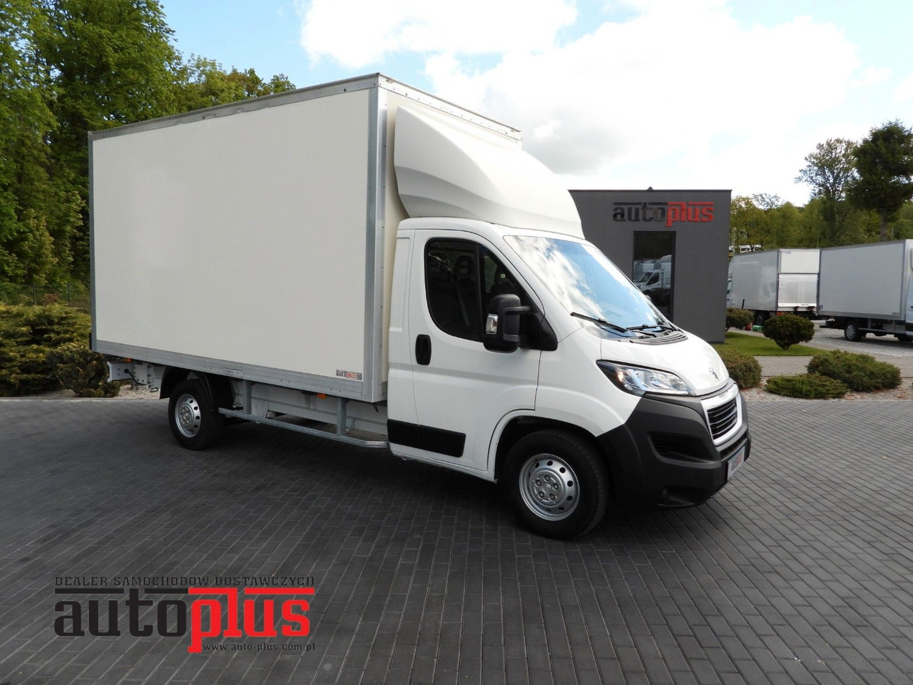 Peugeot BOXER KOFFER 8 PALETTEN TEMPOMAT KLIMAANLAGE Peugeot BOXER KOFFER 8 PALETTEN TEMPOMAT KLIMAANLAGE - Carrinha de contentor: foto 1 Peugeot BOXER KOFFER 8 PALETTEN TEMPOMAT KLIMAANLAGE Peugeot BOXER KOFFER 8 PALETTEN TEMPOMAT KLIMAANLAGE - Carrinha de contentor: foto 1