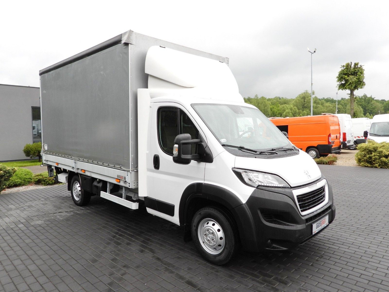 Peugeot BOXER PRITSCHE PLANE AUFZUG 8 PALETTEN TEMPOMAT - Furgão de toldo: foto 4 Peugeot BOXER PRITSCHE PLANE AUFZUG 8 PALETTEN TEMPOMAT - Furgão de toldo: foto 4