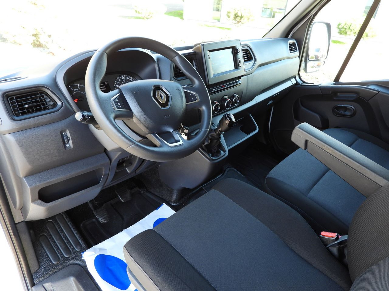 RENAULT MASTER BOX 8 PALLETS CRUISE CONTROL NAVIGATION LED LIGHTS AIR CONDITIONING 145HP - Carrinha de contentor: foto 2 RENAULT MASTER BOX 8 PALLETS CRUISE CONTROL NAVIGATION LED LIGHTS AIR CONDITIONING 145HP - Carrinha de contentor: foto 2