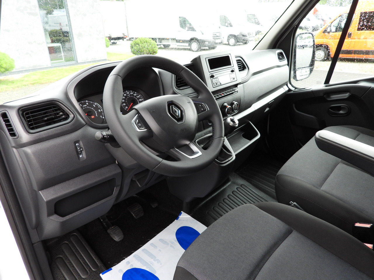 RENAULT MASTER BOX LIFT 8 PALLETS CRUISE CONTROL LED LIGHTS AIR CONDITIONING 145HP - Carrinha de contentor: foto 2 RENAULT MASTER BOX LIFT 8 PALLETS CRUISE CONTROL LED LIGHTS AIR CONDITIONING 145HP - Carrinha de contentor: foto 2
