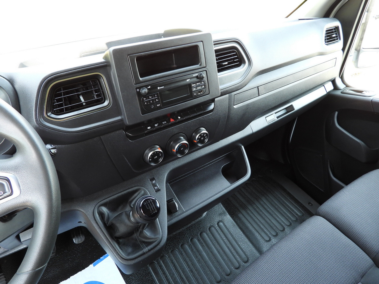 Carrinha de contentor RENAULT MASTER  BOX LIFT 8 PALLETS CRUISE CONTROL LED LIGHTS AIR CONDITIONING  165HP: foto 32