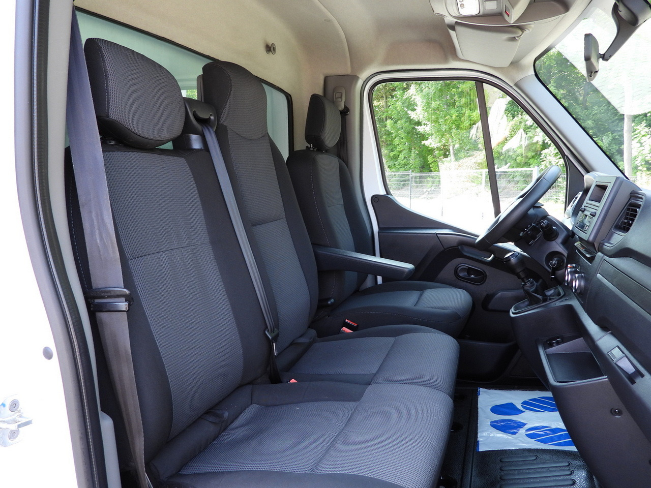 Carrinha de contentor RENAULT MASTER  BOX LIFT 8 PALLETS CRUISE CONTROL LED LIGHTS AIR CONDITIONING  165HP: foto 37