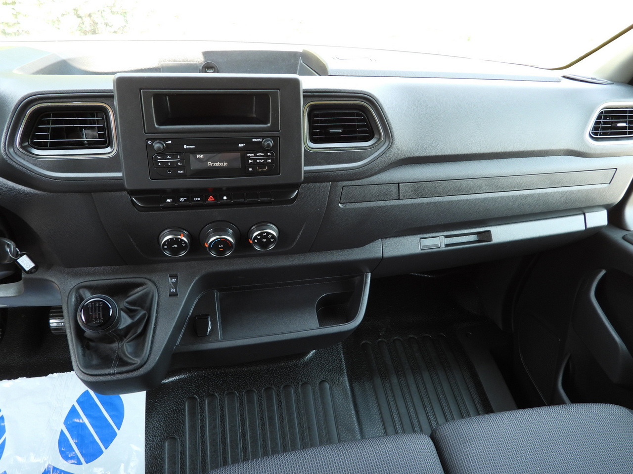 Carrinha de contentor RENAULT MASTER  BOX LIFT 8 PALLETS CRUISE CONTROL LED LIGHTS AIR CONDITIONING  165HP: foto 33