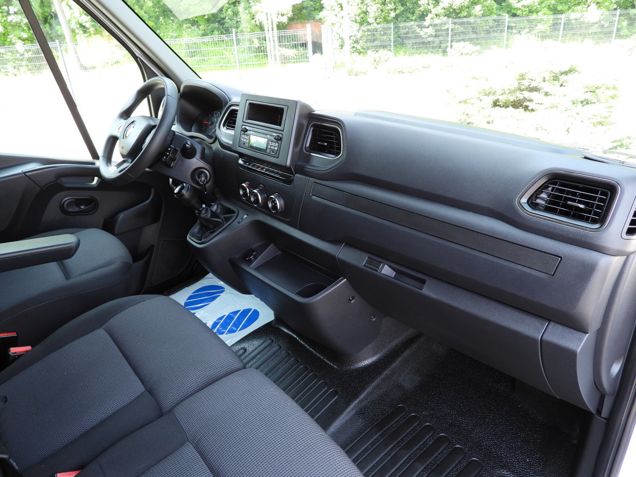 Carrinha de contentor RENAULT MASTER  BOX LIFT 8 PALLETS CRUISE CONTROL LED LIGHTS AIR CONDITIONING  165HP: foto 38