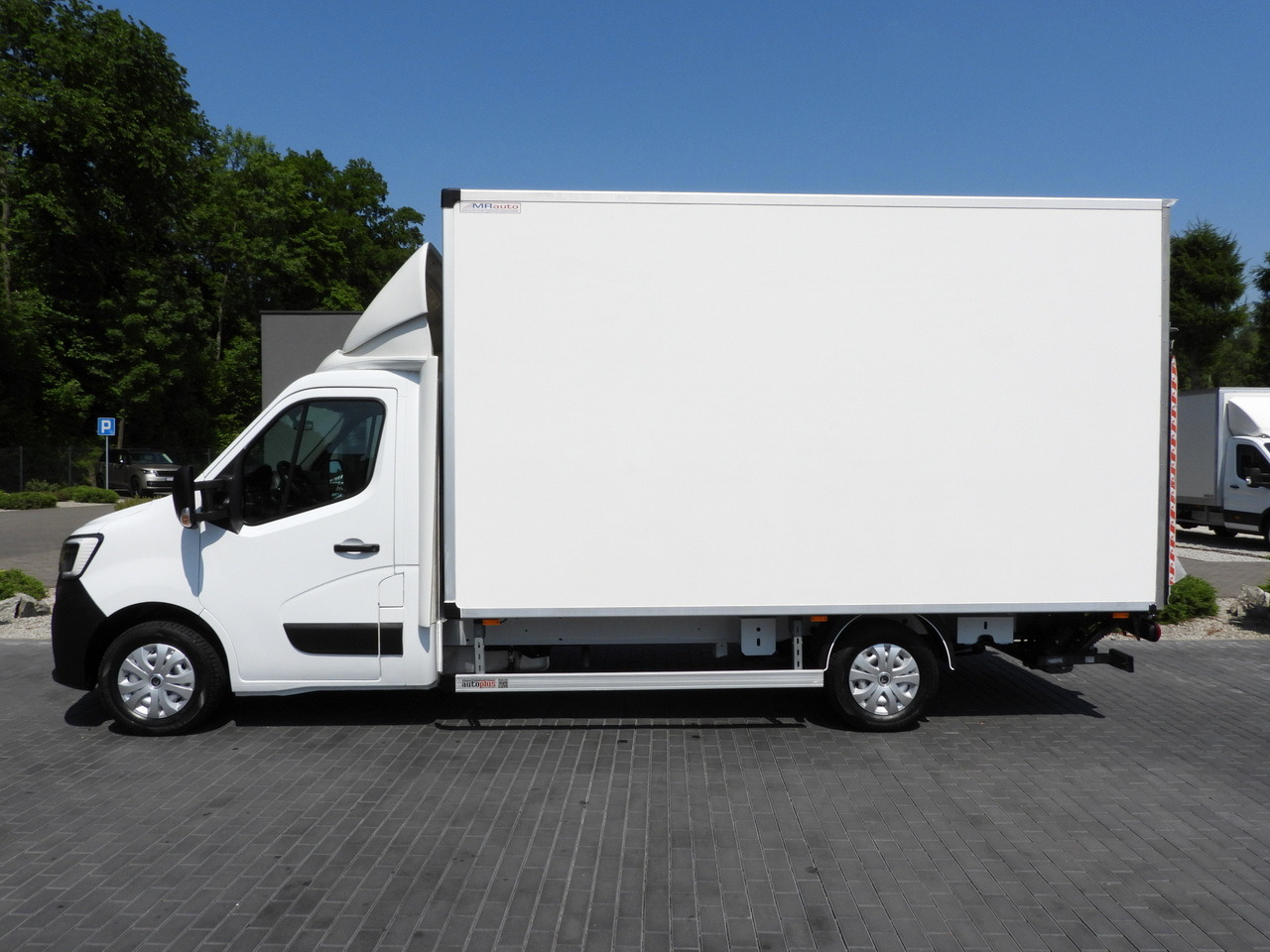 Carrinha de contentor RENAULT MASTER  BOX LIFT 8 PALLETS CRUISE CONTROL LED LIGHTS AIR CONDITIONING  165HP: foto 9