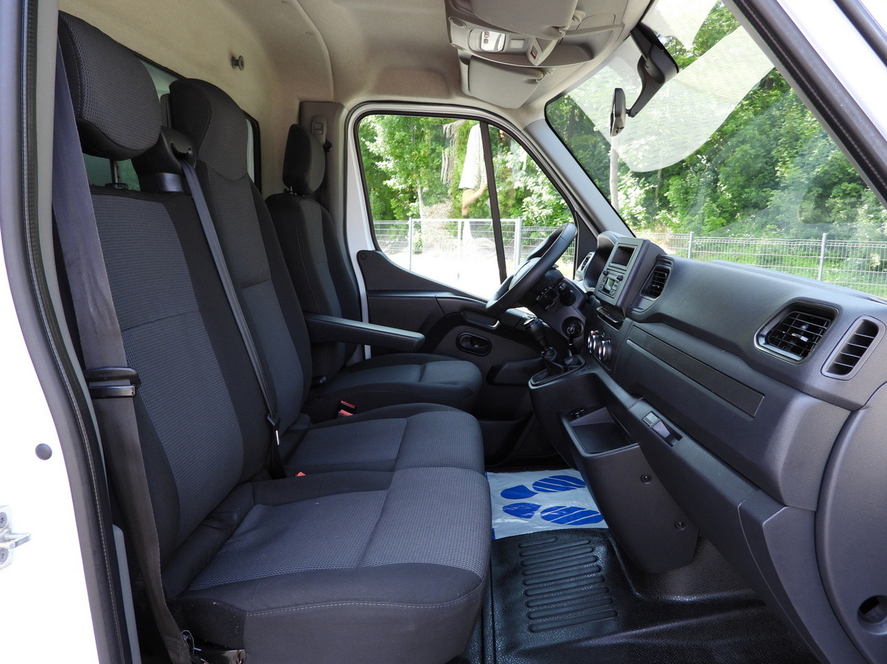 Carrinha de contentor RENAULT MASTER  BOX LIFT 8 PALLETS CRUISE CONTROL LED LIGHTS AIR CONDITIONING  165HP: foto 36