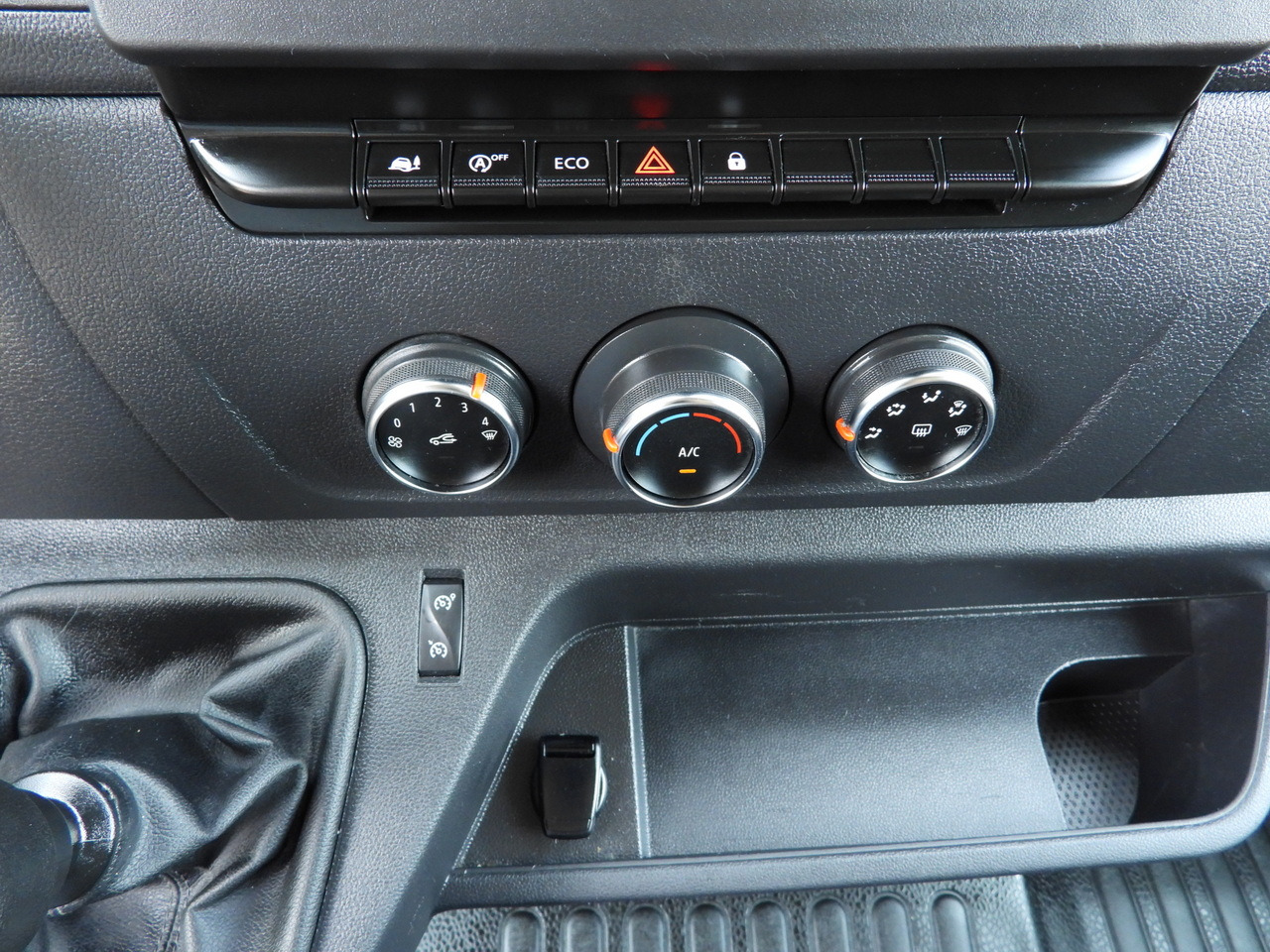 Carrinha de contentor RENAULT MASTER  BOX LIFT 8 PALLETS CRUISE CONTROL LED LIGHTS AIR CONDITIONING  165HP: foto 35