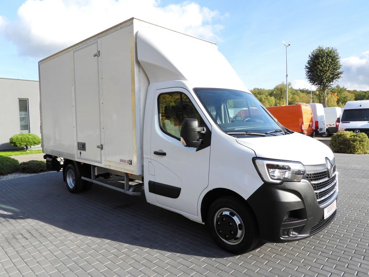 RENAULT MASTER BOX LIFT 8 PALLETS CRUISE CONTROL LED LIGHTS TWIN WHEELS AIR CONDITIONING 145HP - Carrinha de contentor: foto 4 RENAULT MASTER BOX LIFT 8 PALLETS CRUISE CONTROL LED LIGHTS TWIN WHEELS AIR CONDITIONING 145HP - Carrinha de contentor: foto 4