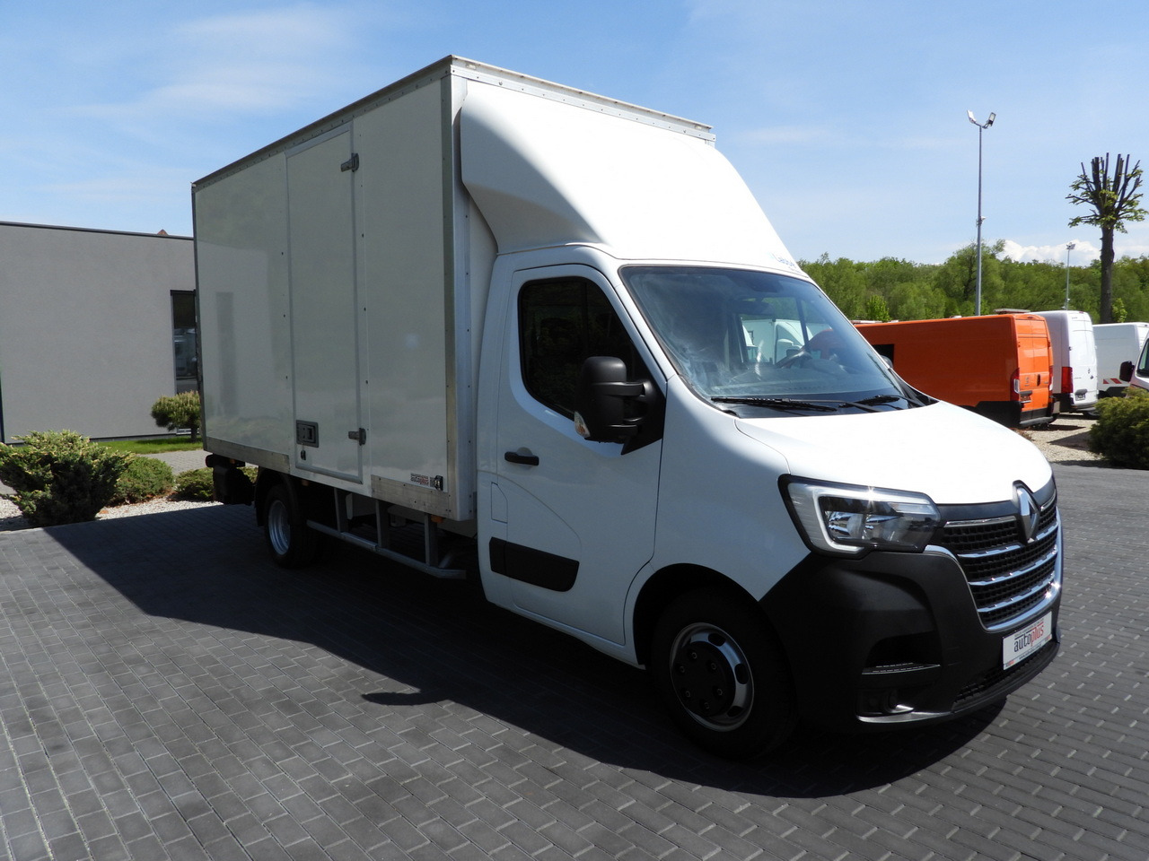 RENAULT MASTER BOX LIFT 8 PALLETS CRUISE CONTROL NAVIGATION LED LIGHTS TWIN WHEELS AIR CONDITIONING 145HP - Carrinha de contentor: foto 4 RENAULT MASTER BOX LIFT 8 PALLETS CRUISE CONTROL NAVIGATION LED LIGHTS TWIN WHEELS AIR CONDITIONING 145HP - Carrinha de contentor: foto 4