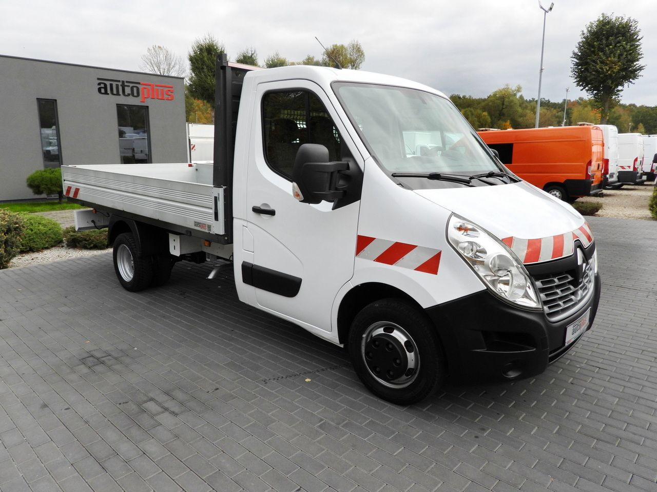 RENAULT MASTER STAKE BODY CRUISE CONTROL NAVIGATION TWIN WHEELS AIR CONDITIONING 130HP - Furgão caixa aberta: foto 4 RENAULT MASTER STAKE BODY CRUISE CONTROL NAVIGATION TWIN WHEELS AIR CONDITIONING 130HP - Furgão caixa aberta: foto 4