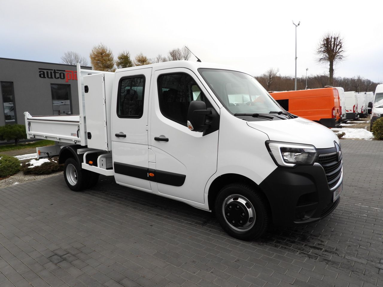 RENAULT MASTER TIPPER DOUBLE CABIN DOKA 6 SEATS CRUISE CONTROL LED LIGHTS TWIN WHEELS AIR CONDITIONING 145HP - Furgão basculante: foto 4 RENAULT MASTER TIPPER DOUBLE CABIN DOKA 6 SEATS CRUISE CONTROL LED LIGHTS TWIN WHEELS AIR CONDITIONING 145HP - Furgão basculante: foto 4