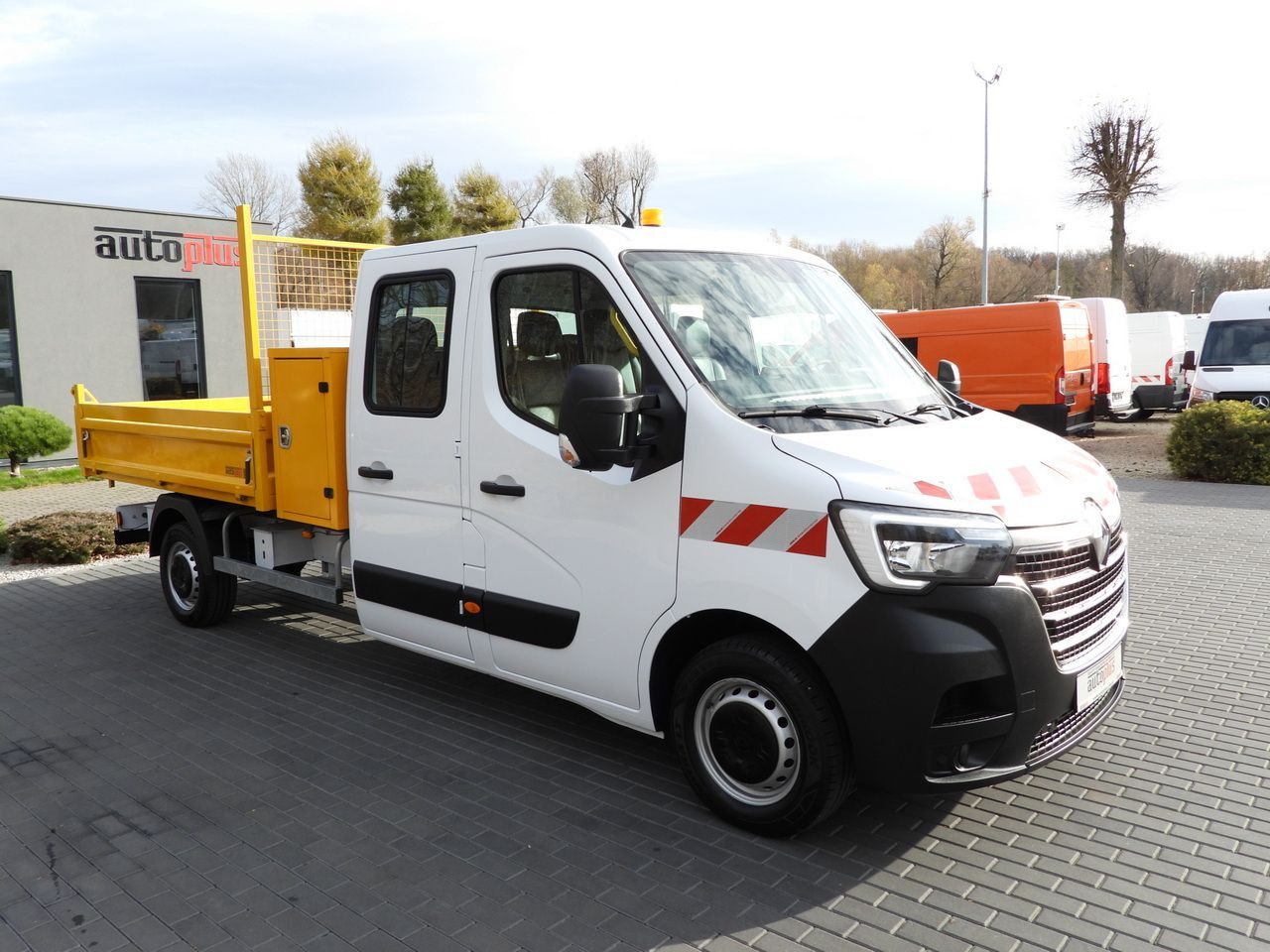 RENAULT MASTER TIPPER DOUBLE CABIN DOKA 7 SEATS CRUISE CONTROL NAVIGATION LED LIGHTS AIR CONDITIONING 145HP - Furgão basculante: foto 4 RENAULT MASTER TIPPER DOUBLE CABIN DOKA 7 SEATS CRUISE CONTROL NAVIGATION LED LIGHTS AIR CONDITIONING 145HP - Furgão basculante: foto 4