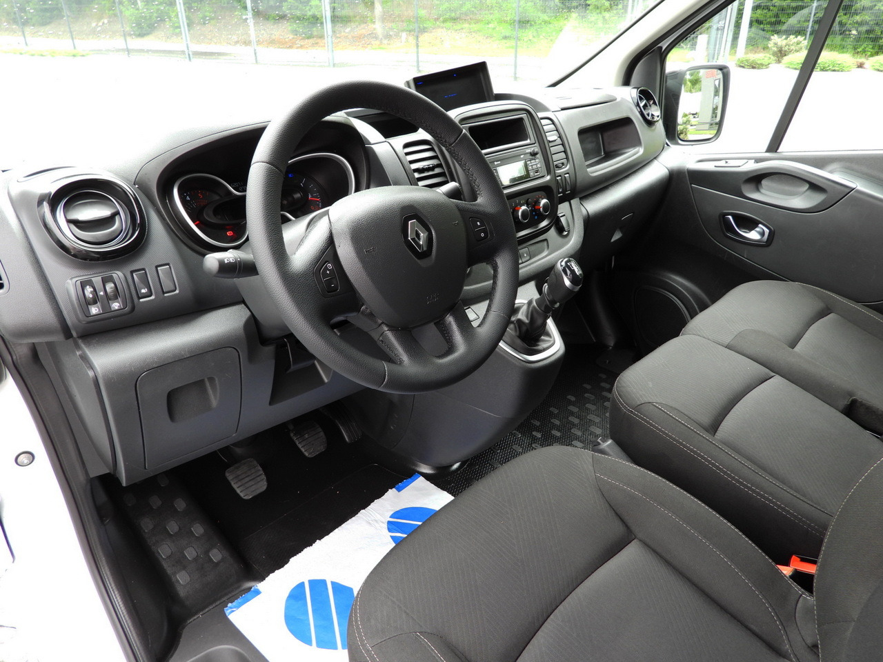 RENAULT TRAFIC REFRIGERATOR VAN -5*C POWER SUPPLY 230V CRUISE CONTROL LED LIGHTS AIR CONDITIONING  120HP - Carrinha frigorífica: foto 2 RENAULT TRAFIC REFRIGERATOR VAN -5*C POWER SUPPLY 230V CRUISE CONTROL LED LIGHTS AIR CONDITIONING  120HP - Carrinha frigorífica: foto 2