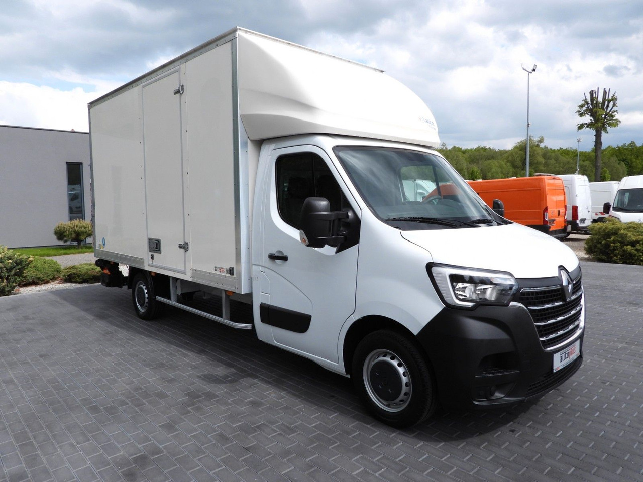 Renault MASTER KOFFER AUFZUG 8 PALETTEN TEMPOMAT A/C LED Renault MASTER KOFFER AUFZUG 8 PALETTEN TEMPOMAT A/C LED - Carrinha de contentor: foto 4 Renault MASTER KOFFER AUFZUG 8 PALETTEN TEMPOMAT A/C LED Renault MASTER KOFFER AUFZUG 8 PALETTEN TEMPOMAT A/C LED - Carrinha de contentor: foto 4