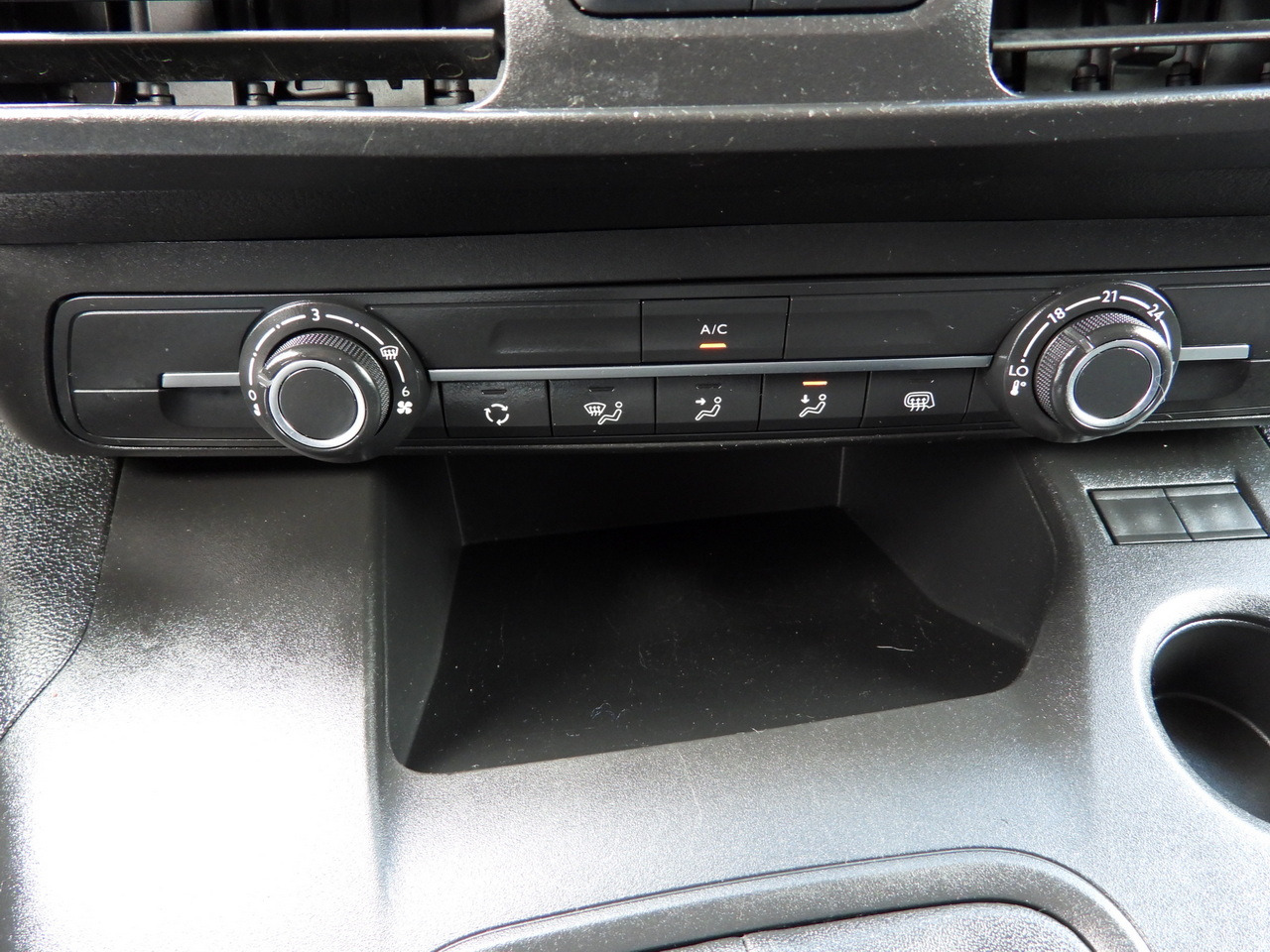 Locação de TOYOTA PROACE CITY REFRIGERATOR VAN -15*C POWER SUPPLY 230V CRUISE CONTROL AIR CONDITIONING 100HP TOYOTA PROACE CITY REFRIGERATOR VAN -15*C POWER SUPPLY 230V CRUISE CONTROL AIR CONDITIONING 100HP: foto 37 Locação de TOYOTA PROACE CITY REFRIGERATOR VAN -15*C POWER SUPPLY 230V CRUISE CONTROL AIR CONDITIONING 100HP TOYOTA PROACE CITY REFRIGERATOR VAN -15*C POWER SUPPLY 230V CRUISE CONTROL AIR CONDITIONING 100HP: foto 37