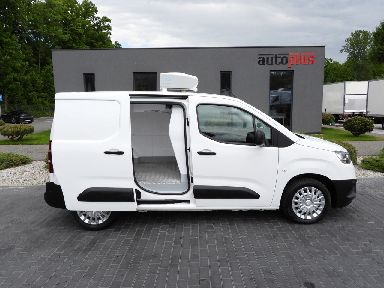 Locação de TOYOTA PROACE CITY REFRIGERATOR VAN -15*C POWER SUPPLY 230V CRUISE CONTROL AIR CONDITIONING 100HP TOYOTA PROACE CITY REFRIGERATOR VAN -15*C POWER SUPPLY 230V CRUISE CONTROL AIR CONDITIONING 100HP: foto 8 Locação de TOYOTA PROACE CITY REFRIGERATOR VAN -15*C POWER SUPPLY 230V CRUISE CONTROL AIR CONDITIONING 100HP TOYOTA PROACE CITY REFRIGERATOR VAN -15*C POWER SUPPLY 230V CRUISE CONTROL AIR CONDITIONING 100HP: foto 8