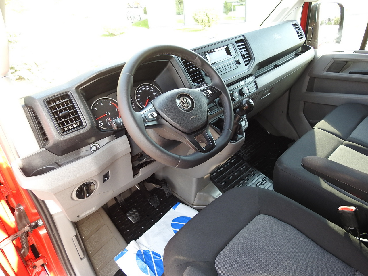 VOLKSWAGEN CRAFTER STAKE BODY DOUBLE CABIN DOKA 7 SEATS AIR CONDITIONING  140HP - Carrinha cabine dupla: foto 2 VOLKSWAGEN CRAFTER STAKE BODY DOUBLE CABIN DOKA 7 SEATS AIR CONDITIONING  140HP - Carrinha cabine dupla: foto 2