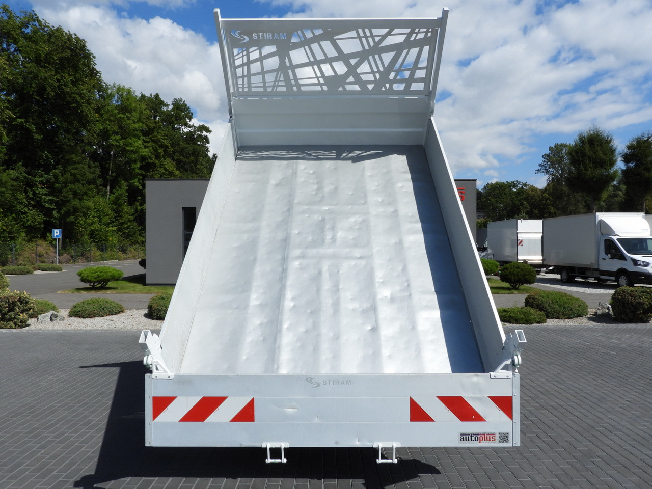 Locação de IVECO DAILY 35C16 TIPPER DOUBLE CABIN DOKA 6 SEATS CRUISE CONTROL NAVIGATION TWIN WHEELS AIR CONDITIONING  160HP IVECO DAILY 35C16 TIPPER DOUBLE CABIN DOKA 6 SEATS CRUISE CONTROL NAVIGATION TWIN WHEELS AIR CONDITIONING  160HP: foto 11