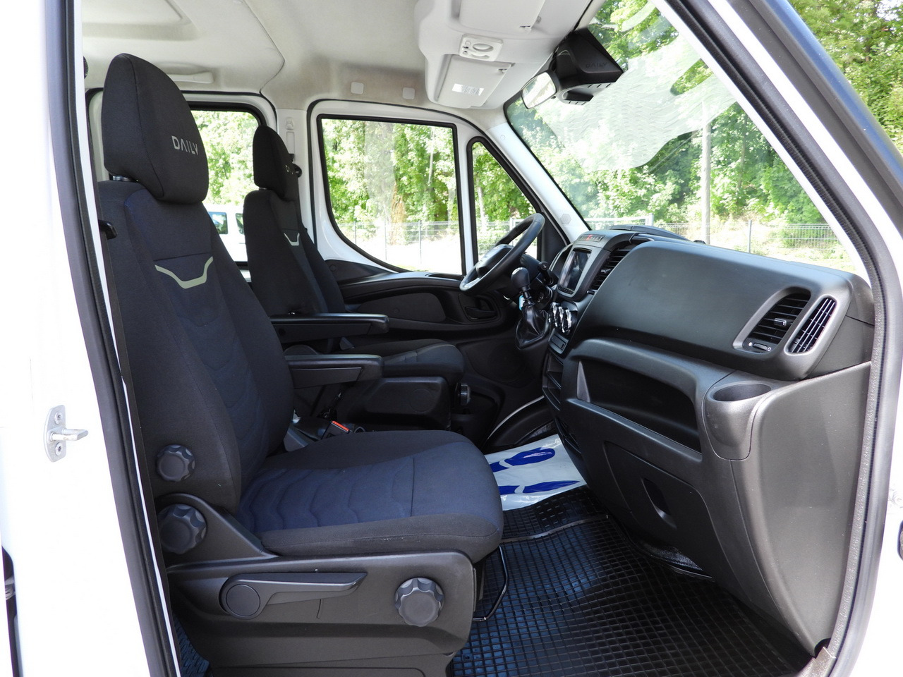 Locação de IVECO DAILY 35C16 TIPPER DOUBLE CABIN DOKA 6 SEATS CRUISE CONTROL NAVIGATION TWIN WHEELS AIR CONDITIONING  160HP IVECO DAILY 35C16 TIPPER DOUBLE CABIN DOKA 6 SEATS CRUISE CONTROL NAVIGATION TWIN WHEELS AIR CONDITIONING  160HP: foto 36