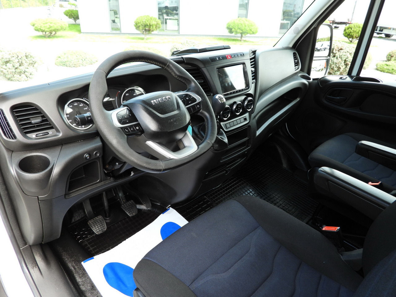 Locação de IVECO DAILY 35C16 TIPPER DOUBLE CABIN DOKA 6 SEATS CRUISE CONTROL NAVIGATION TWIN WHEELS AIR CONDITIONING  160HP IVECO DAILY 35C16 TIPPER DOUBLE CABIN DOKA 6 SEATS CRUISE CONTROL NAVIGATION TWIN WHEELS AIR CONDITIONING  160HP: foto 25
