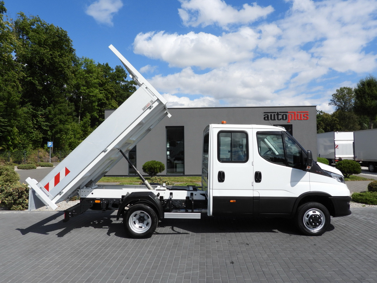 Locação de IVECO DAILY 35C16 TIPPER DOUBLE CABIN DOKA 6 SEATS CRUISE CONTROL NAVIGATION TWIN WHEELS AIR CONDITIONING  160HP IVECO DAILY 35C16 TIPPER DOUBLE CABIN DOKA 6 SEATS CRUISE CONTROL NAVIGATION TWIN WHEELS AIR CONDITIONING  160HP: foto 7