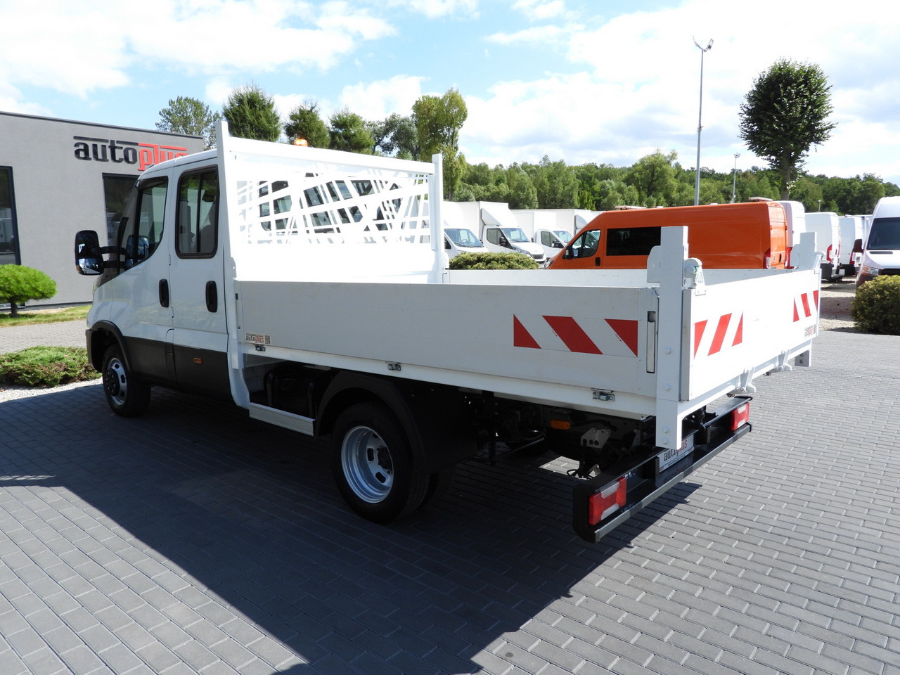 Locação de IVECO DAILY 35C16 TIPPER DOUBLE CABIN DOKA 6 SEATS CRUISE CONTROL NAVIGATION TWIN WHEELS AIR CONDITIONING  160HP IVECO DAILY 35C16 TIPPER DOUBLE CABIN DOKA 6 SEATS CRUISE CONTROL NAVIGATION TWIN WHEELS AIR CONDITIONING  160HP: foto 9