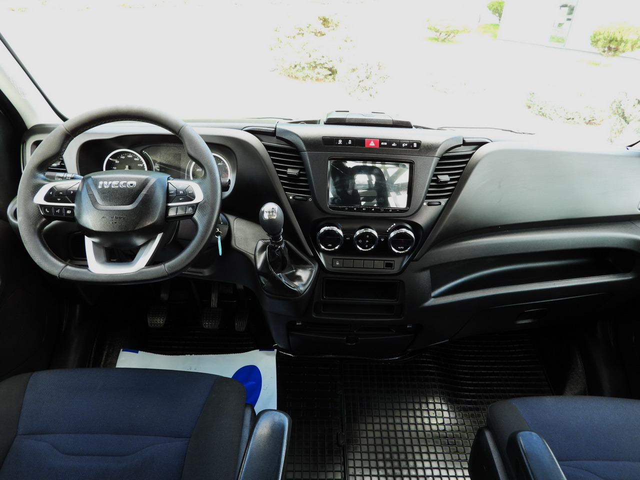 Locação de IVECO DAILY 35C16 TIPPER DOUBLE CABIN DOKA 6 SEATS CRUISE CONTROL NAVIGATION TWIN WHEELS AIR CONDITIONING  160HP IVECO DAILY 35C16 TIPPER DOUBLE CABIN DOKA 6 SEATS CRUISE CONTROL NAVIGATION TWIN WHEELS AIR CONDITIONING  160HP: foto 31