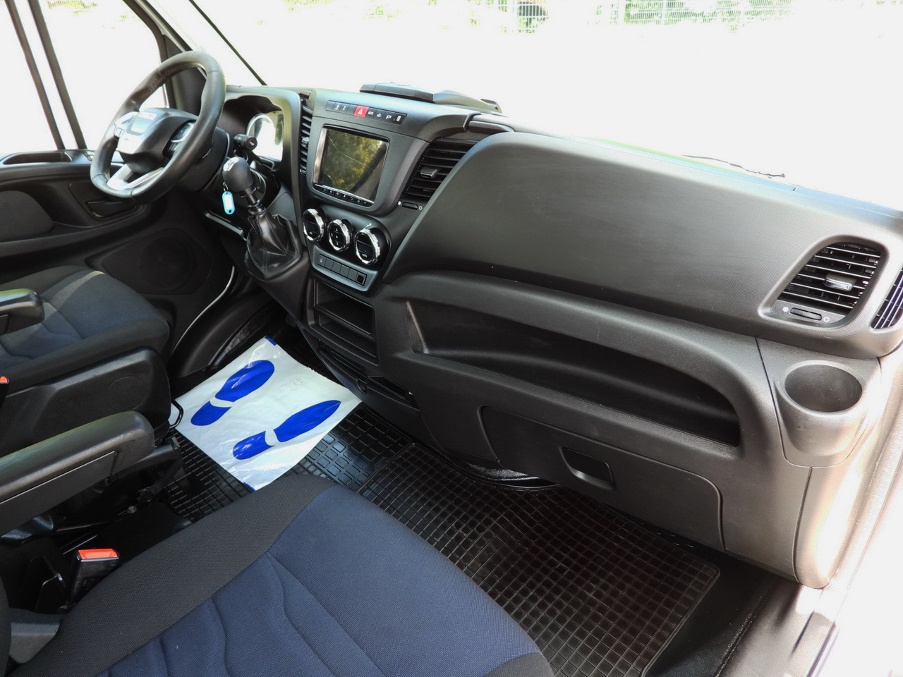 Locação de IVECO DAILY 35C16 TIPPER DOUBLE CABIN DOKA 6 SEATS CRUISE CONTROL NAVIGATION TWIN WHEELS AIR CONDITIONING  160HP IVECO DAILY 35C16 TIPPER DOUBLE CABIN DOKA 6 SEATS CRUISE CONTROL NAVIGATION TWIN WHEELS AIR CONDITIONING  160HP: foto 37