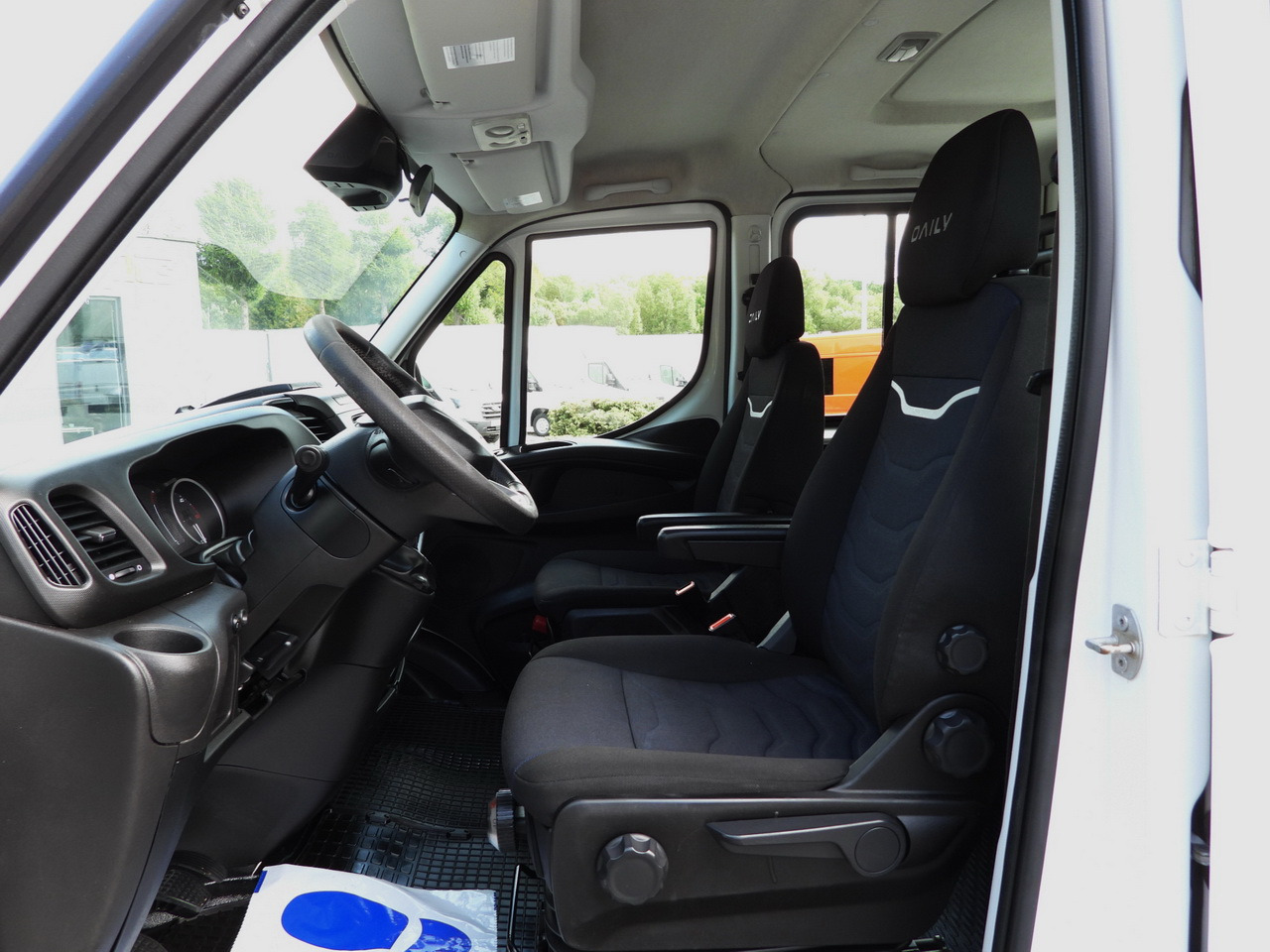 Locação de IVECO DAILY 35C16 TIPPER DOUBLE CABIN DOKA 6 SEATS CRUISE CONTROL NAVIGATION TWIN WHEELS AIR CONDITIONING  160HP IVECO DAILY 35C16 TIPPER DOUBLE CABIN DOKA 6 SEATS CRUISE CONTROL NAVIGATION TWIN WHEELS AIR CONDITIONING  160HP: foto 24