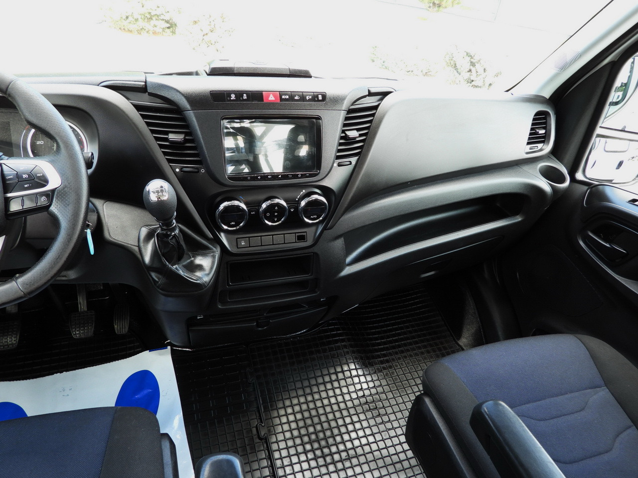 Locação de IVECO DAILY 35C16 TIPPER DOUBLE CABIN DOKA 6 SEATS CRUISE CONTROL NAVIGATION TWIN WHEELS AIR CONDITIONING  160HP IVECO DAILY 35C16 TIPPER DOUBLE CABIN DOKA 6 SEATS CRUISE CONTROL NAVIGATION TWIN WHEELS AIR CONDITIONING  160HP: foto 28