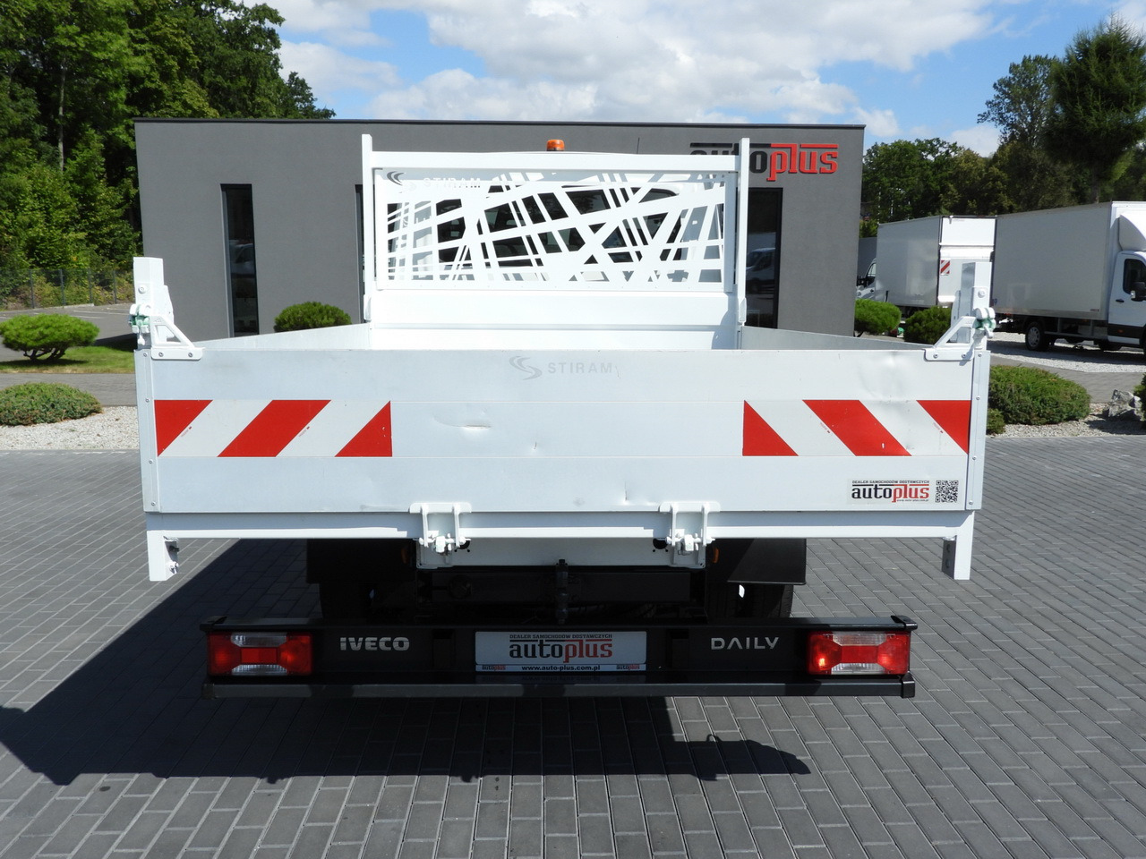 Locação de IVECO DAILY 35C16 TIPPER DOUBLE CABIN DOKA 6 SEATS CRUISE CONTROL NAVIGATION TWIN WHEELS AIR CONDITIONING  160HP IVECO DAILY 35C16 TIPPER DOUBLE CABIN DOKA 6 SEATS CRUISE CONTROL NAVIGATION TWIN WHEELS AIR CONDITIONING  160HP: foto 10
