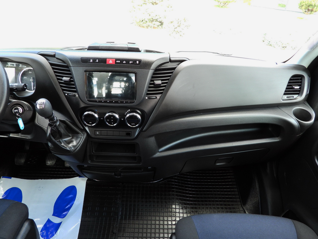 Locação de IVECO DAILY 35C16 TIPPER DOUBLE CABIN DOKA 6 SEATS CRUISE CONTROL NAVIGATION TWIN WHEELS AIR CONDITIONING  160HP IVECO DAILY 35C16 TIPPER DOUBLE CABIN DOKA 6 SEATS CRUISE CONTROL NAVIGATION TWIN WHEELS AIR CONDITIONING  160HP: foto 27