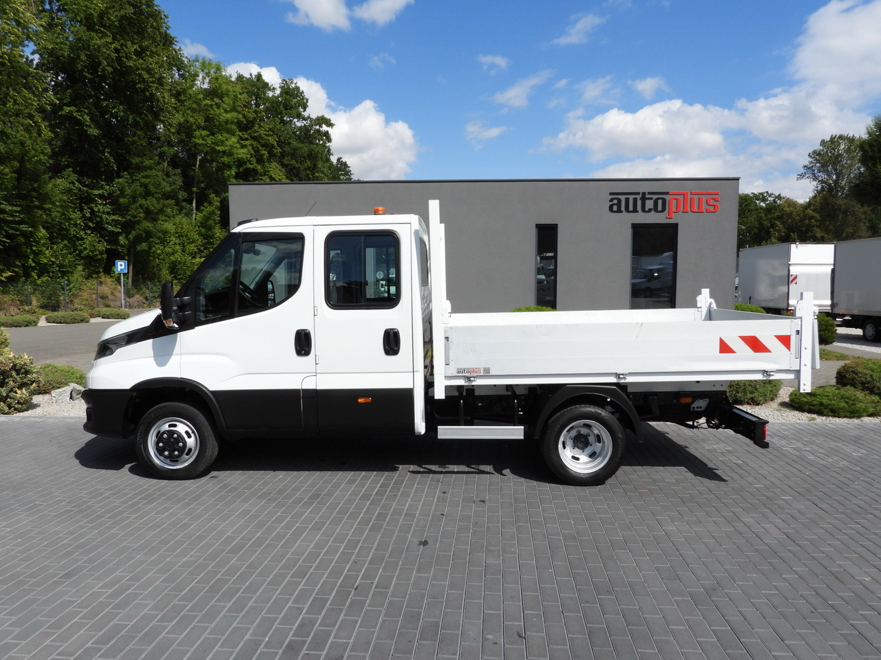 Locação de IVECO DAILY 35C16 TIPPER DOUBLE CABIN DOKA 6 SEATS CRUISE CONTROL NAVIGATION TWIN WHEELS AIR CONDITIONING  160HP IVECO DAILY 35C16 TIPPER DOUBLE CABIN DOKA 6 SEATS CRUISE CONTROL NAVIGATION TWIN WHEELS AIR CONDITIONING  160HP: foto 8
