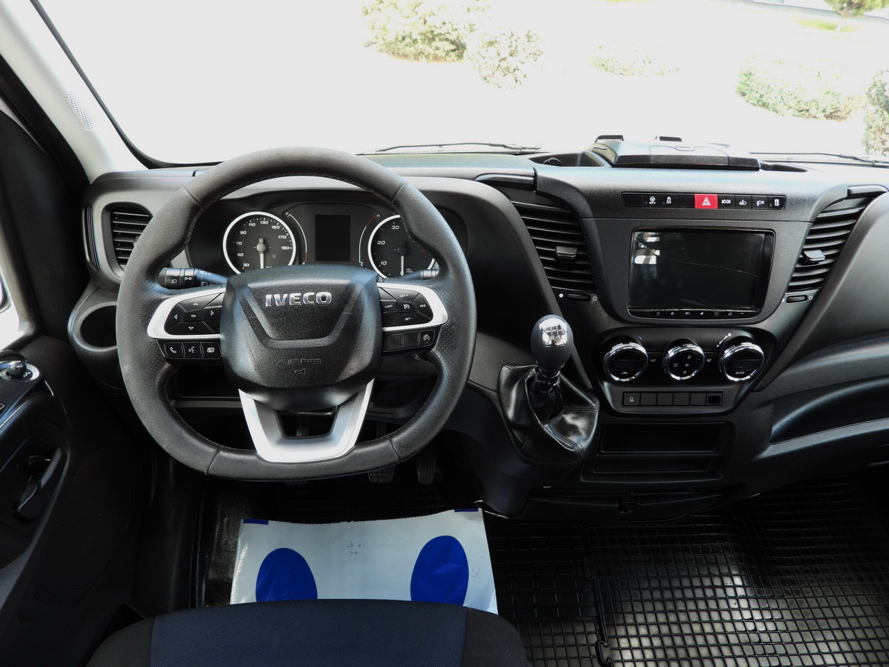 Locação de IVECO DAILY 35C16 TIPPER DOUBLE CABIN DOKA 6 SEATS CRUISE CONTROL NAVIGATION TWIN WHEELS AIR CONDITIONING  160HP IVECO DAILY 35C16 TIPPER DOUBLE CABIN DOKA 6 SEATS CRUISE CONTROL NAVIGATION TWIN WHEELS AIR CONDITIONING  160HP: foto 26