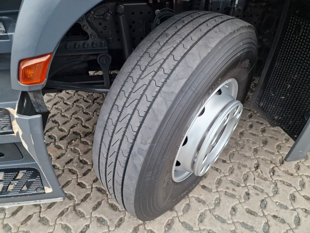 Camião de caixa aberta/ Plataforma, Caminhão grua Mercedes-Benz Antos 1832 / MKG Kran: foto 27