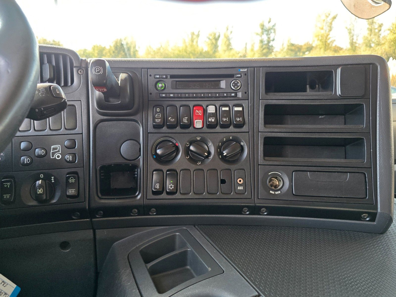 Caminhão chassi Scania P420 LB6X2*4MNA / Retarder  / PTO / ADR: foto 28