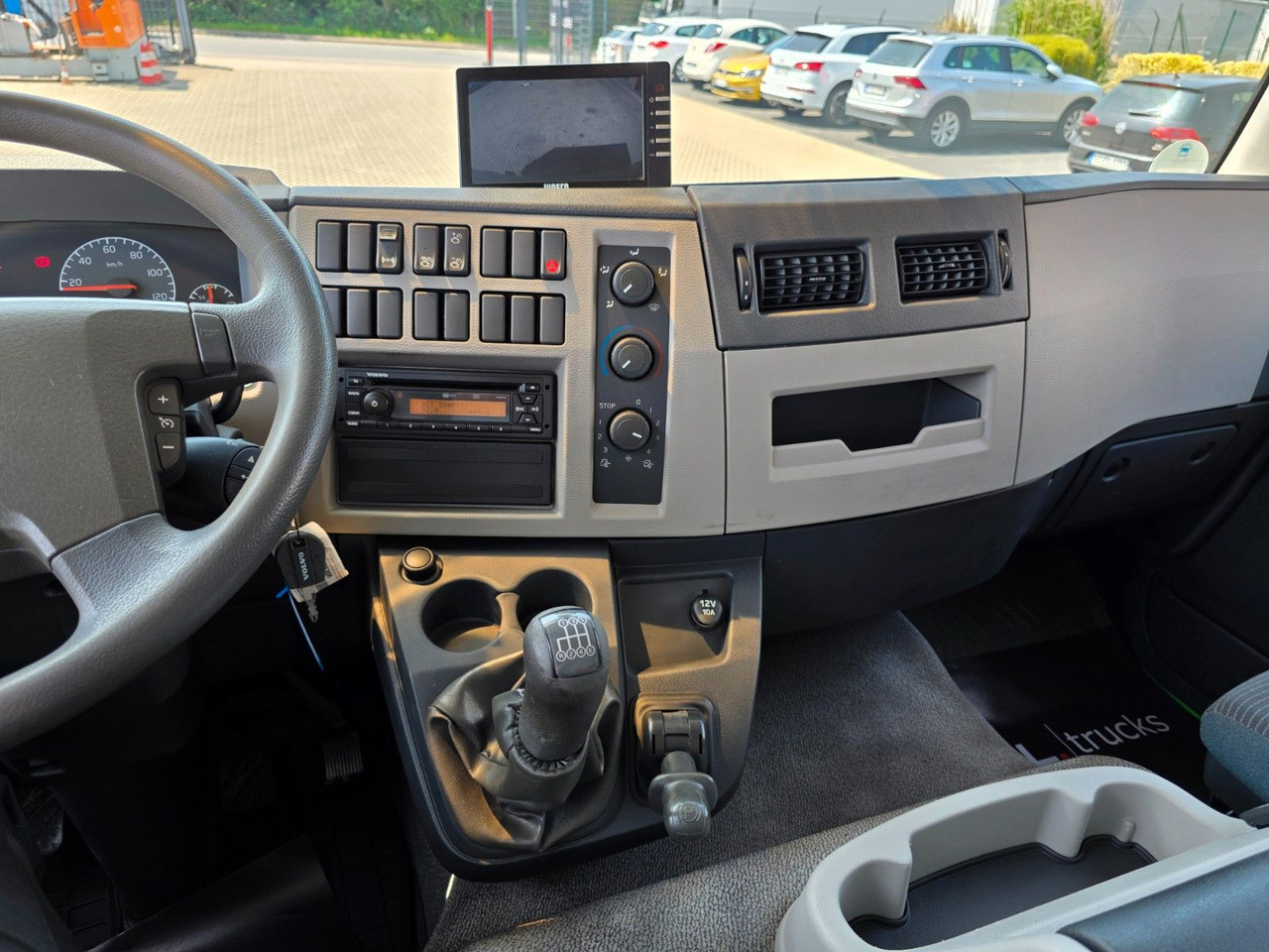 Caminhão com lona Volvo FL 240: foto 24