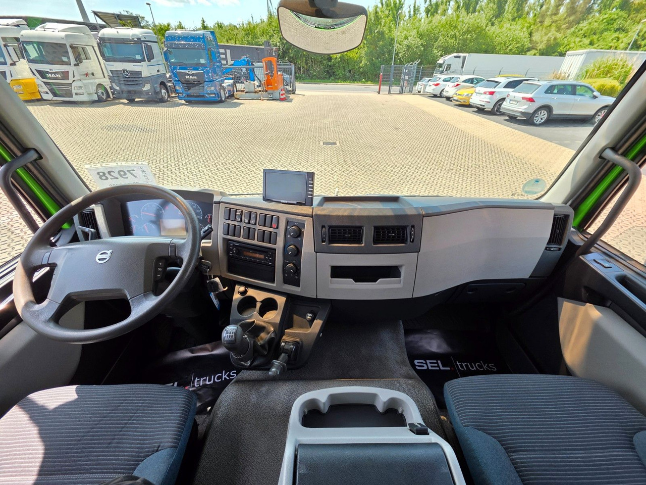 Caminhão com lona Volvo FL 240: foto 21
