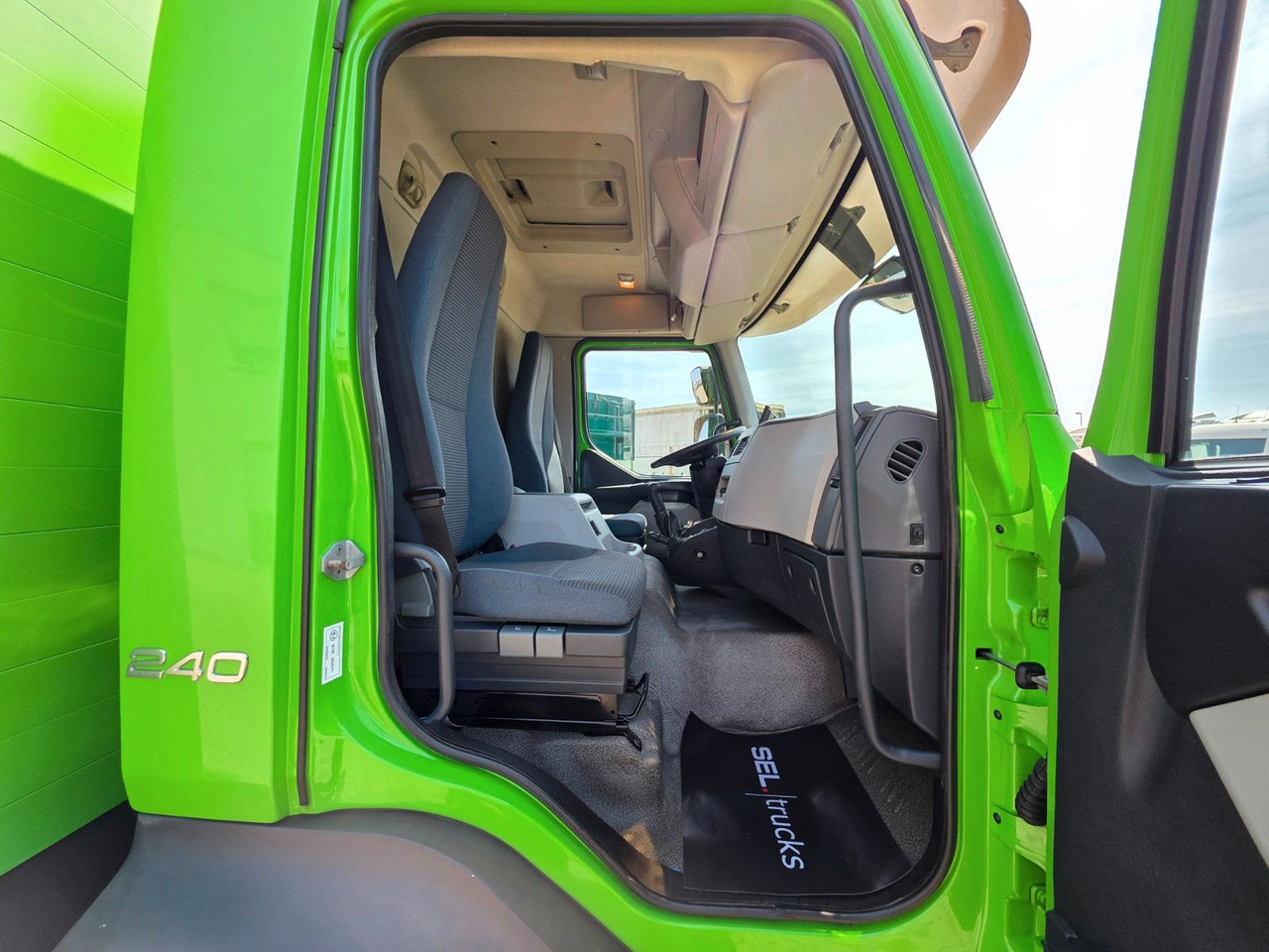 Caminhão com lona Volvo FL 240: foto 18