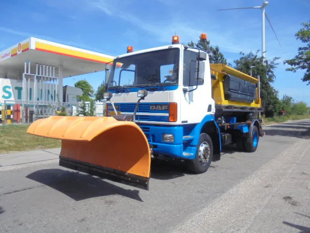 DAF 65.210 ATI 4X4 ZOUT + SNEEUW - Removedor de neve: foto 1 DAF 65.210 ATI 4X4 ZOUT + SNEEUW - Removedor de neve: foto 1