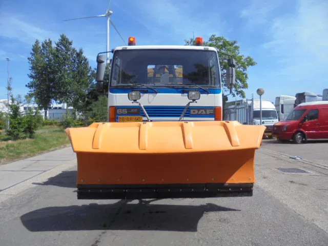 DAF 65.210 ATI 4X4 ZOUT + SNEEUW - Removedor de neve: foto 2 DAF 65.210 ATI 4X4 ZOUT + SNEEUW - Removedor de neve: foto 2