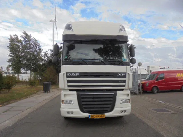 DAF XF 105 410 NL truck - Caminhão transportador de contêineres/ Caixa móvel: foto 2 DAF XF 105 410 NL truck - Caminhão transportador de contêineres/ Caixa móvel: foto 2
