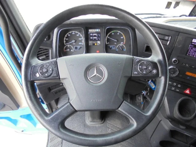 Fotografia de interior 2: Tractor Mercedes-Benz Actros 1842 LS EUR6 10X