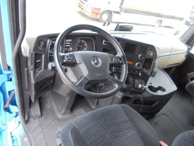 Fotografia de interior 1: Tractor Mercedes-Benz Actros 1842 LS EUR6 10X