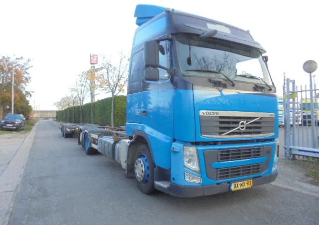 Volvo FH 420 6X2 NL TRUCK - Caminhão transportador de contêineres/ Caixa móvel: foto 3 Volvo FH 420 6X2 NL TRUCK - Caminhão transportador de contêineres/ Caixa móvel: foto 3