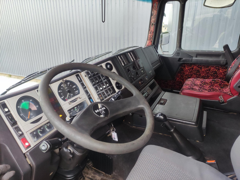 Fotografia de interior 1: Tractor MAN 26.464 tipping gear truck tractor