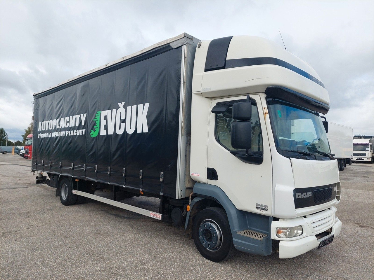 DAF FA LF 45.220 G12 4x2 - Caminhão com lona: foto 2 DAF FA LF 45.220 G12 4x2 - Caminhão com lona: foto 2