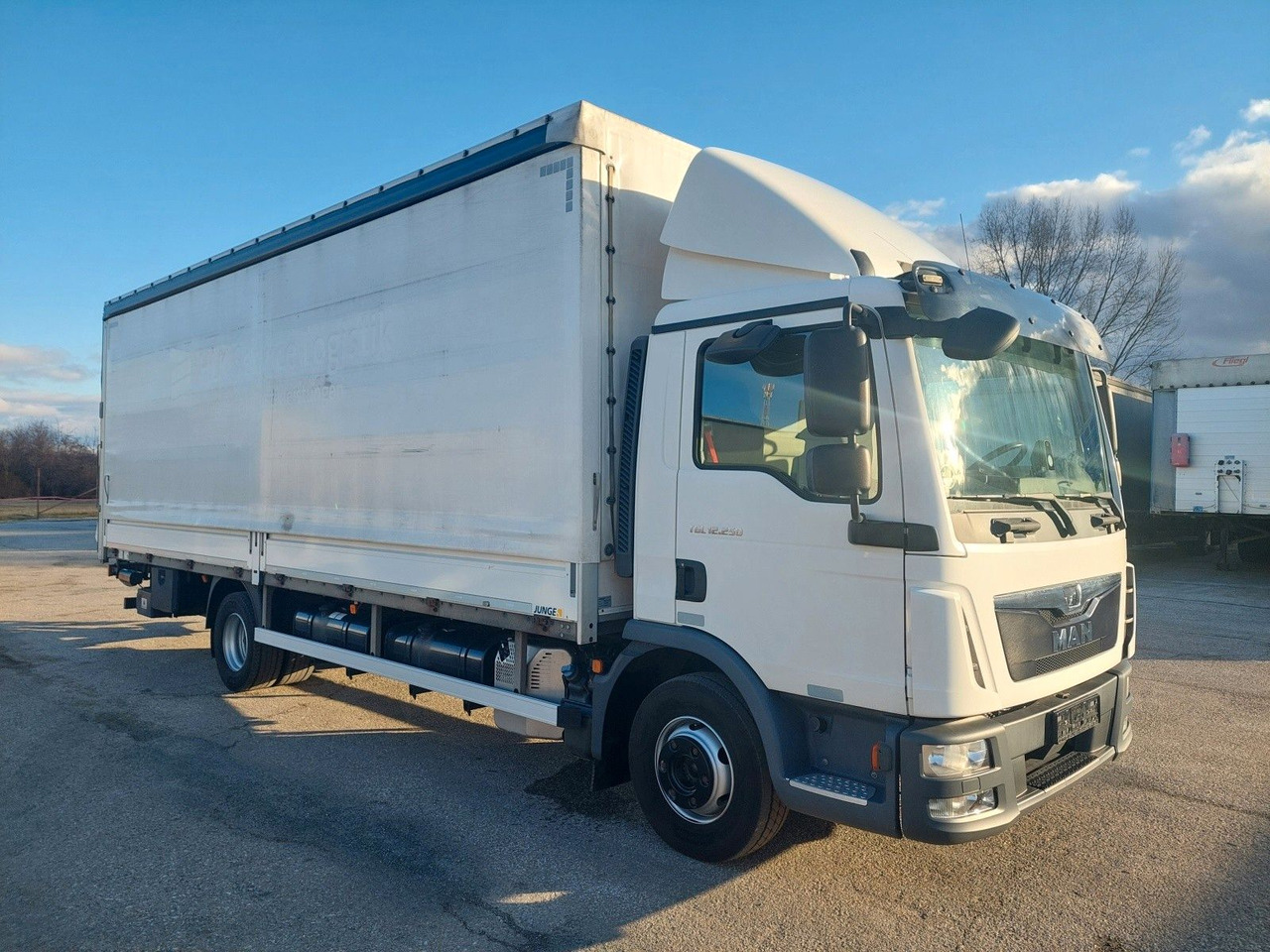 MAN TGL 12.250 BL 4x2 Edscha L 7,28 m - Caminhão com lona: foto 2 MAN TGL 12.250 BL 4x2 Edscha L 7,28 m - Caminhão com lona: foto 2